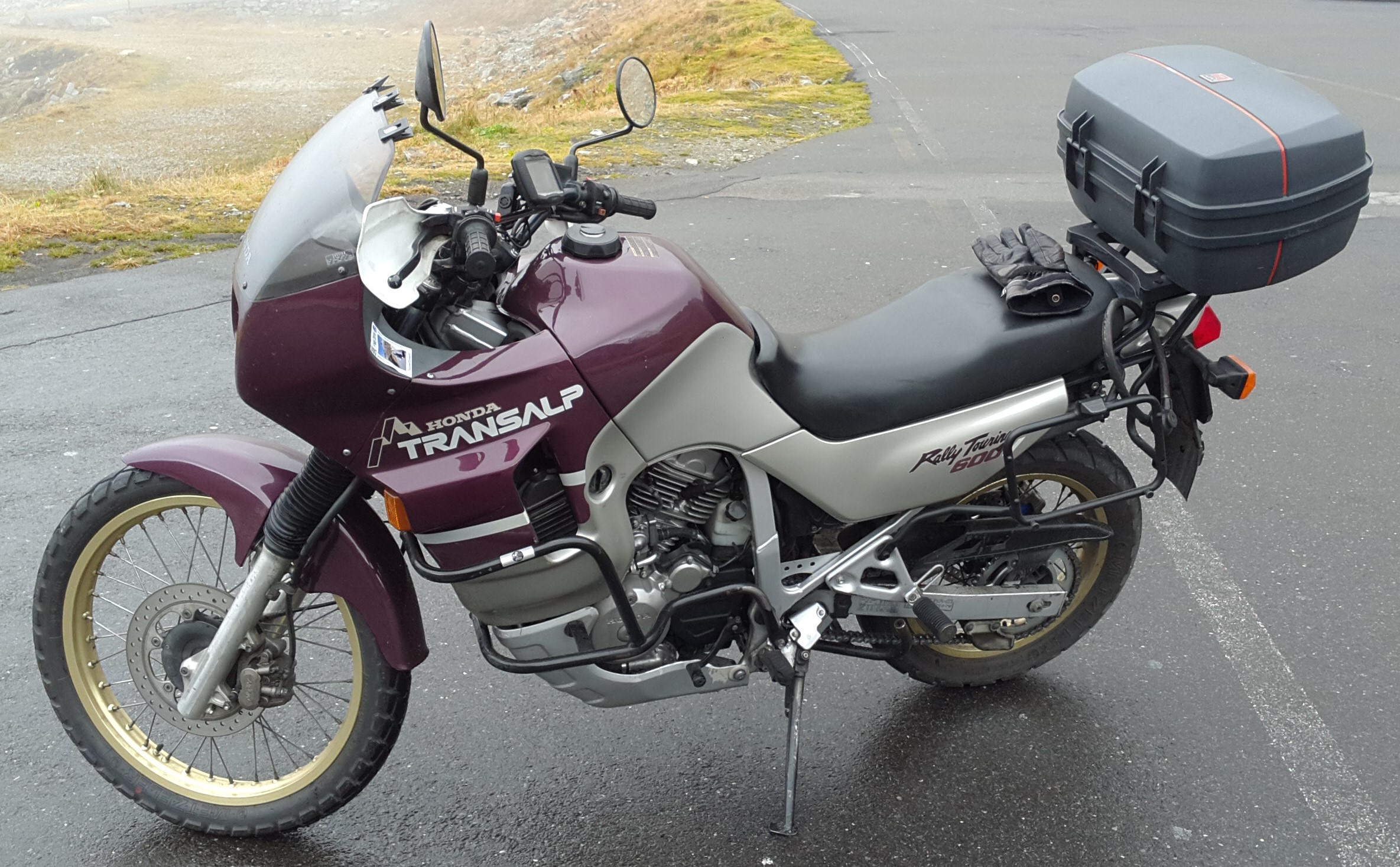 Das isch mi Begleiter uf mine Toure. Är isch, wie ig, es euters Semester, u zuglich wi-n-e treue Fründ wo eim nie im Stich lat. Zäme si mr sit meh aus 10 Jahr ungerwägs.
Si Tacho zeigt aktuell rundi 127'000 km